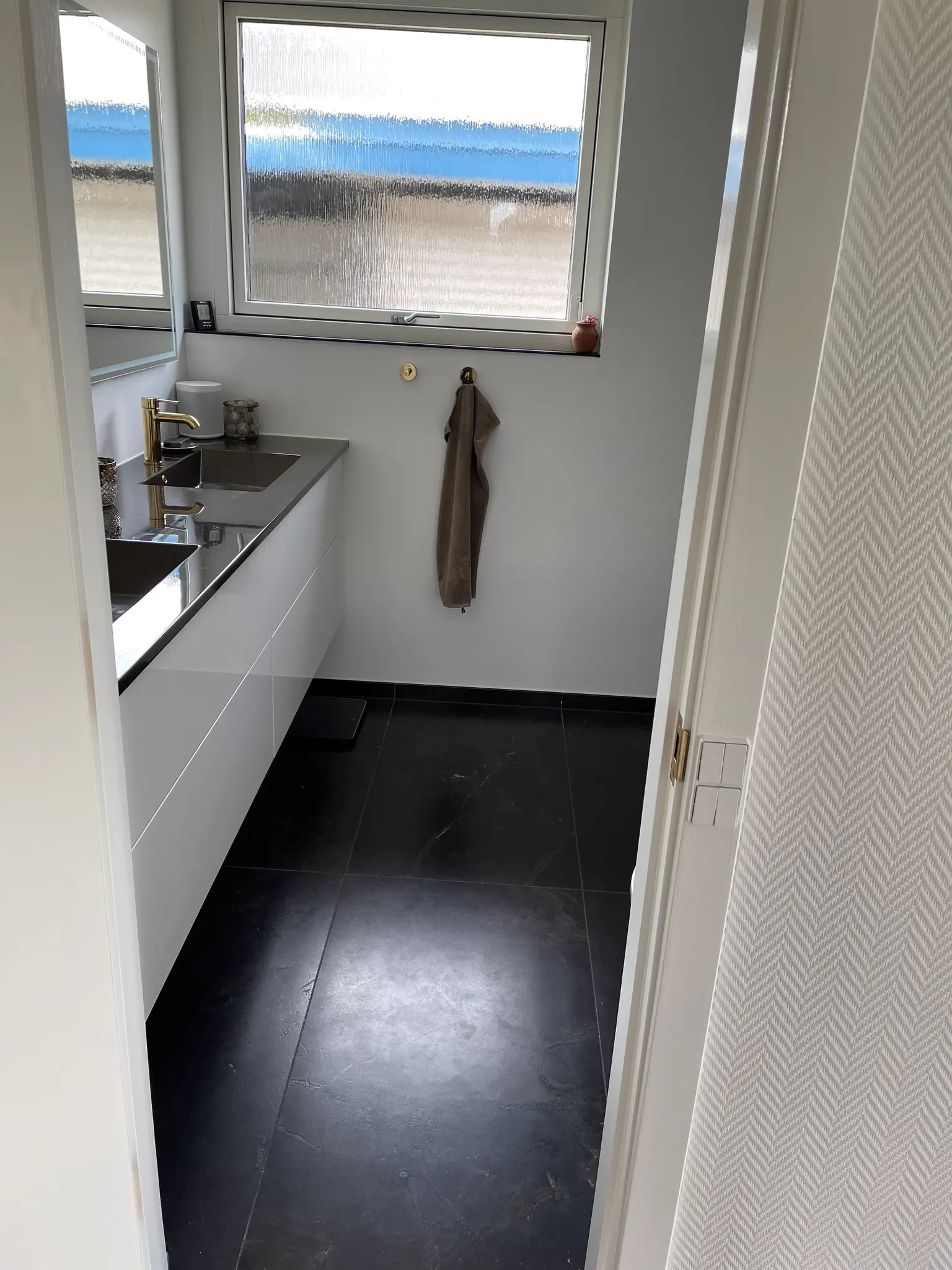 Moderne badeværelse med messing-armatur og udsigt — KVK Murerentreprise