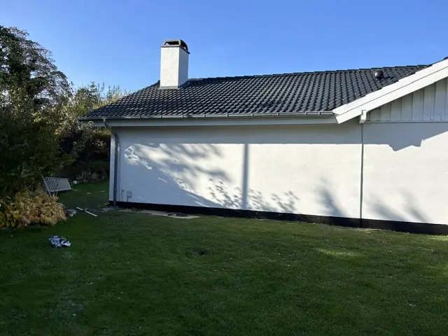 Hvid-pudset bungalow i Nordsjælland — eksempel på facaderenovering
