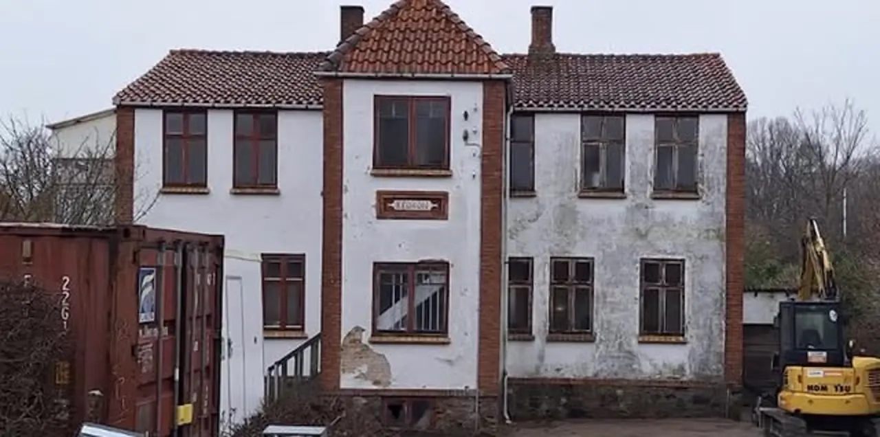 Før — slidt facade med krakkeleret puds og originale vinduer