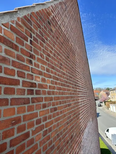 Røde mursten med klare nye fuger — omfugning af KVK